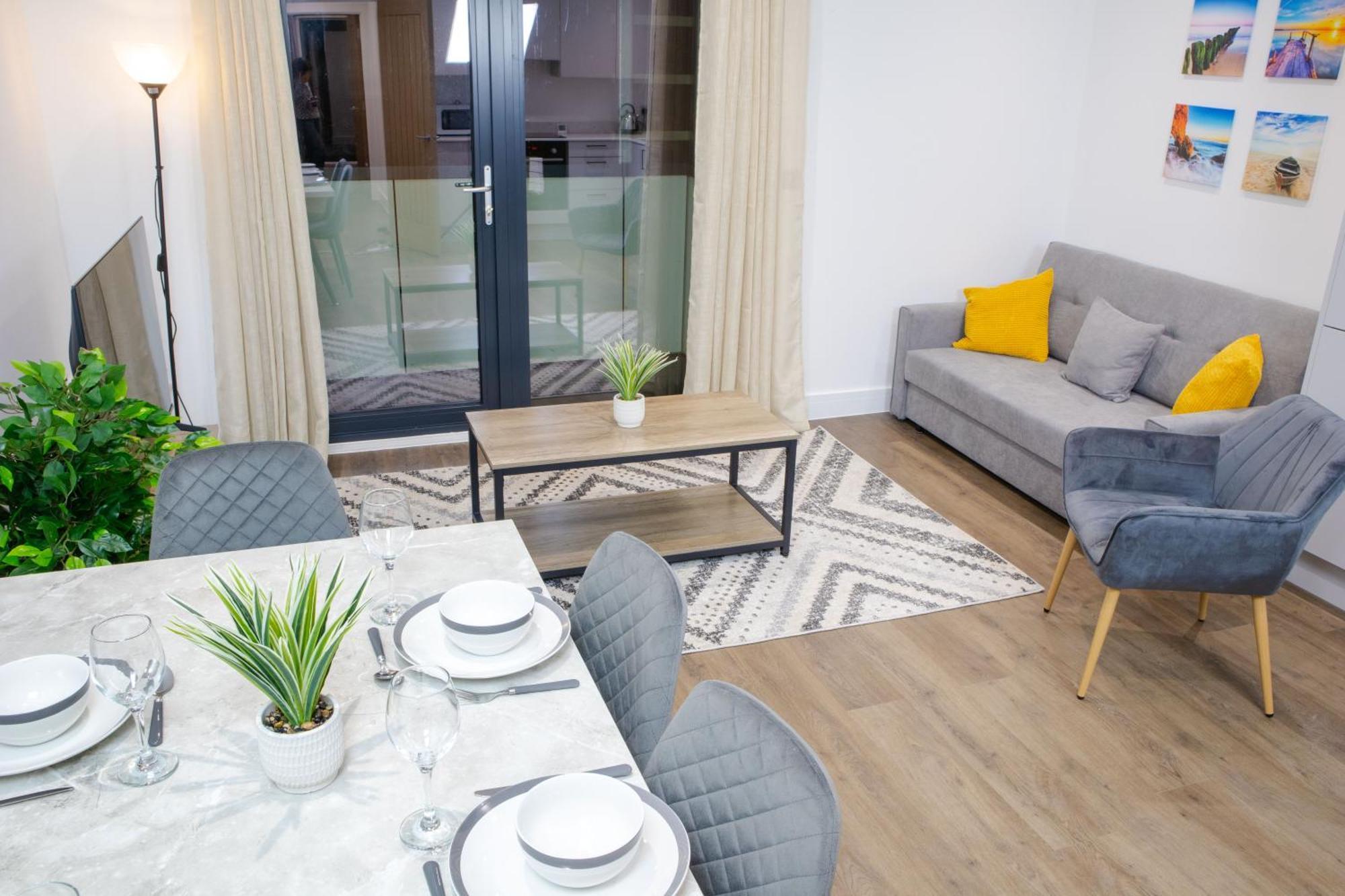 Central 2 Bed 2 Bath Apartment Near Brighton College, Beach, Hospital - Long Stay Offers Exterior foto