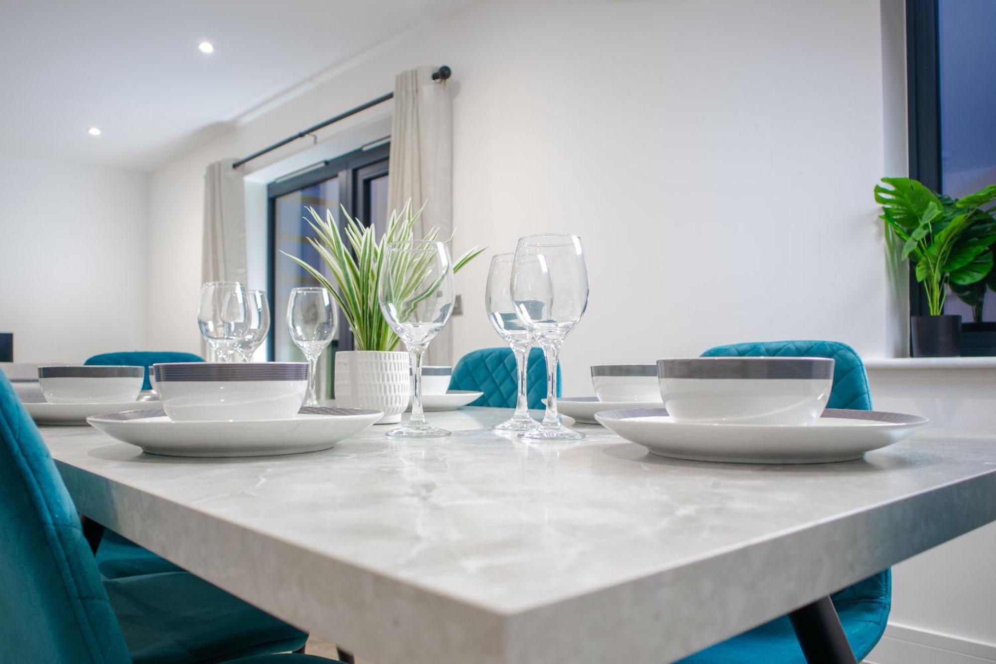 Central 2 Bed 2 Bath Apartment Near Brighton College, Beach, Hospital - Long Stay Offers Exterior foto