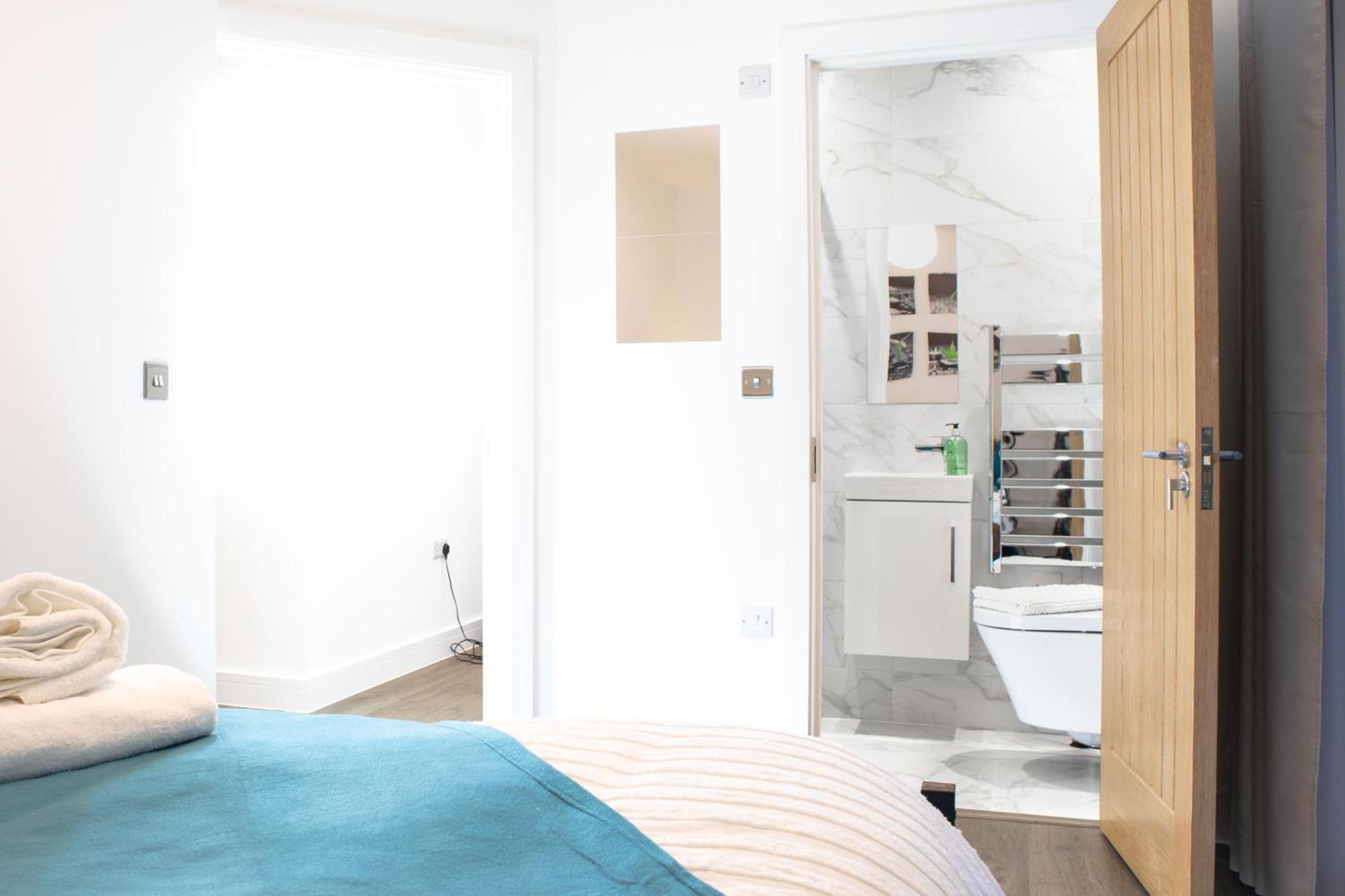 Central 2 Bed 2 Bath Apartment Near Brighton College, Beach, Hospital - Long Stay Offers Exterior foto